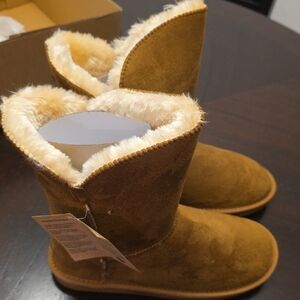 NWT Cozy Tan Fur-Lined Boots